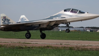 Rus pilot, iki kişilik Su-57D savaş uçağının yeni potansiyelini ortaya koydu.
