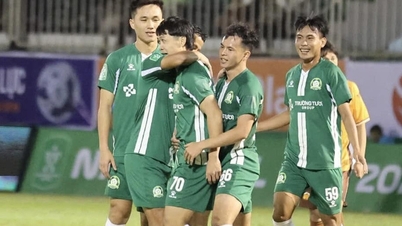 កុង ភឿង រកគ្រាប់បាល់បាន ខណៈដុងណៃ ធានាបានកៅអីឡើងទៅលីគកំពូលវៀតណាមជាផ្លូវការ។
