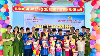 ກົມຕຳຫຼວດອາຍາໄດ້ມອບຂອງຂວັນໃຫ້ເດັກນ້ອຍຢູ່ສູນສະຫວັດດີການສັງຄົມ Pleiku Comprehensive.