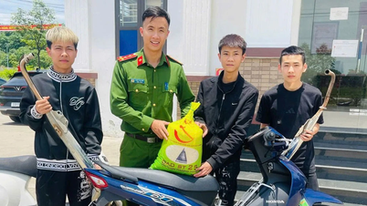 Molti automobilisti spericolati di Bac Ninh consegnano tubi di scarico modificati e ricevono riso profumato dalla polizia comunale.