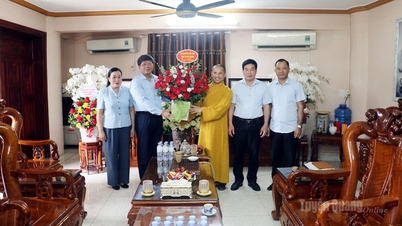 Herr Ha Trung Kien, ständig vice ordförande för den provinsiella fosterlandsfrontskommittén, besökte och gratulerade i samband med Buddhas födelsedagsfirande (buddhistisk kalender 2570 – gregoriansk kalender 2026) vid Quan Am-pagoderna och Thien An-pagoderna.