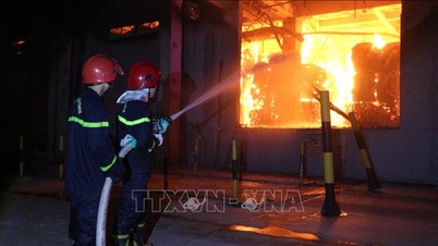 Er is een grote brand uitgebroken in een papiermagazijn van 8.000 m², met aanzienlijke materiële schade tot gevolg.