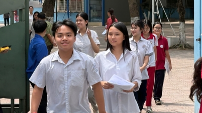 Para siswa kelas 10 di Hanoi tampak berseri-seri gembira atau dipenuhi penyesalan setelah ujian Sastra.