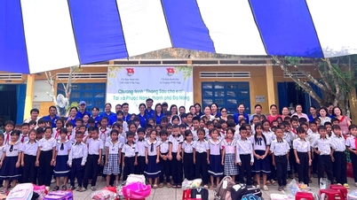 In der Berggemeinde Phuoc Nang wurden viele Geschenke an benachteiligte Kinder und Schüler verteilt.
