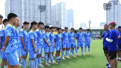 Η ομάδα U19 του Βιετνάμ τελειοποιεί τις χαρακτηριστικές της κινήσεις ενόψει του καθοριστικού αγώνα εναντίον της Ινδονησίας.