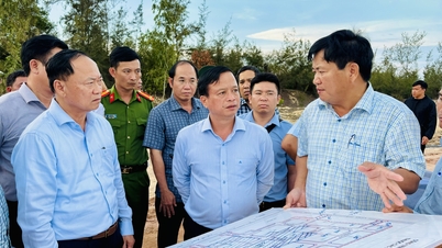 Partijsecretaris Thai Dai Ngoc van de provincie inspecteert de voortgang van projecten en noodherhuisvestingsplannen voor de door de ramp getroffen gebieden.