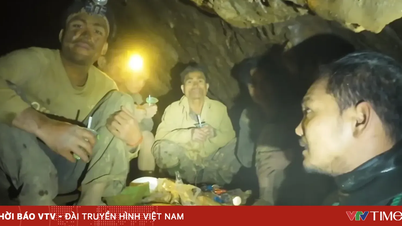 Empat orang yang terjebak di dalam gua yang tergenang air di Laos telah diselamatkan.