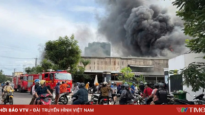 In Gia Lai brach in einer Lagerhalle für elektrische Touristenfahrzeuge ein Großbrand aus, bei dem es zu mehreren Explosionen kam.