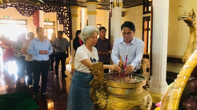De partijcel van het Departement voor Massaorganisaties en Verenigingen organiseerde een pelgrimstocht naar de historische gedenktempel van president Ho Chi Minh in de gemeente Luong Tam.