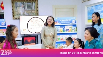 La señora Ngo Phuong Ly dona una estantería a una clase de idioma vietnamita en Singapur.