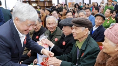 国会副議長のド・ヴァン・チエン氏が、フート省の困窮している人々を訪問し、贈り物を贈呈した。