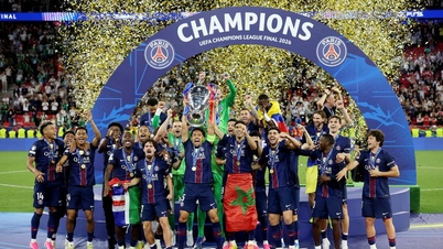 V okamžiku, kdy PSG podruhé v řadě zvedlo trofej Ligy mistrů.