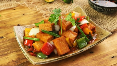 A szószban párolt tofu ezzel a bőséges nyári gyümölccsel édes-savanyú, rágós, frissítő ételt eredményez, amely a koleszterinszint csökkentésére is kiváló.
