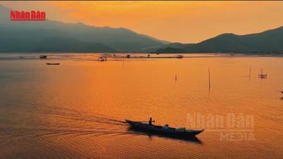 [Vidéo] Coucher de soleil sur la lagune de Lap An – Là où le soleil se couche sur les filets de pêche