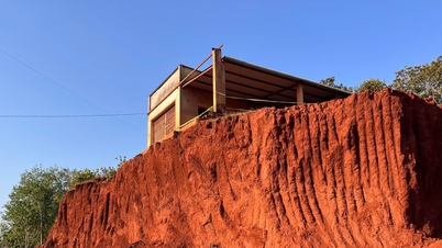 Città di Dong Nai: Gli ispettori indagano su un progetto di livellamento stradale che ha lasciato le case dei residenti "precariamente sospese" sulla scogliera di terra.