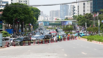 Hanoi: Chaos drogowy pierwszego dnia blokad na skrzyżowaniu La Thanh - Nguyen Chi Thanh.