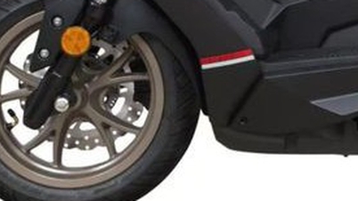Skútr o objemu 150 ccm s cenou 46,4 milionu VND, vybavený ABS a TCS stejně jako SH 160i a levnější než Honda Air Blade, přitahuje značný zájem zákazníků.