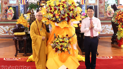 Slavnostní oslava Buddhových narozenin - buddhistický kalendář 2570 na pagodě Long Son