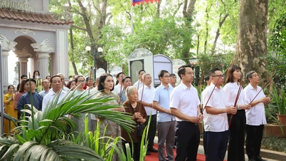 Il quartiere di Hoan Kiem offre incenso per commemorare il 598° anniversario dell'incoronazione del re Le Thai To.