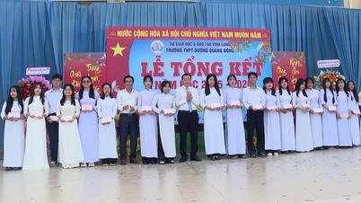 Pengerusi Majlis Rakyat Wilayah - Nguyen Minh Dung menghadiri majlis penutupan di Sekolah Menengah Duong Quang Dong.
