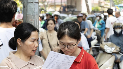 Hanoi: Peperiksaan Matematik yang Sukar, calon meninggalkan bilik peperiksaan dengan emosi yang bercampur-baur.