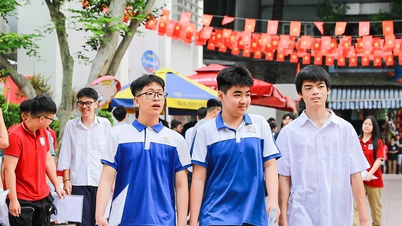Peperiksaan kemasukan darjah 10 Hanoi: Dua calon membawa telefon bimbit ke dalam bilik peperiksaan matematik.