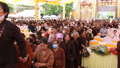 タイグエンで行われた釈迦の誕生日祝賀会には、多数の僧侶、尼僧、そして仏教徒が出席した。