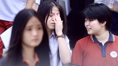 Seorang pelajar Hanoi menangis teresak-esak ketika dia meninggalkan bilik peperiksaan matematik.