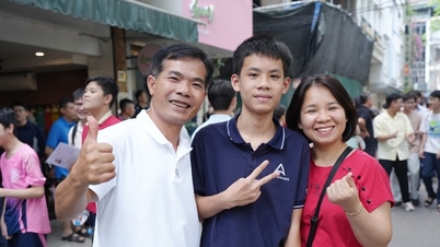 Sĩ tử Hà Nội vỡ òa cảm xúc sau khi hoàn thành kỳ thi vào lớp 10