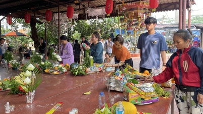 Schüler in Hai Phong opfern Weihrauch, um vor der Aufnahmeprüfung für die 10. Klasse um Glück zu bitten.