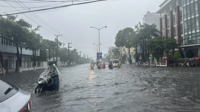 Ulewne deszcze spowodowały poważne powodzie na wielu drogach w Nha Trang.