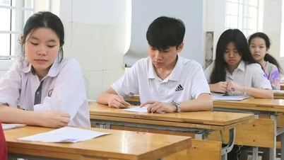 Mulți elevi au izbucnit în lacrimi după ce au susținut examenul de admitere la clasa a X-a la Hanoi.