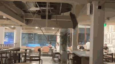El techo de una cafetería en Highlands, Ciudad Ho Chi Minh, se derrumbó repentinamente y el agua de lluvia comenzó a entrar a raudales.