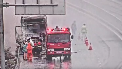 Sebuah truk gandeng terbakar di jalan raya Nha Trang - Cam Lam.