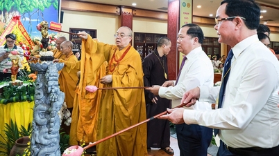 Célébration solennelle de l'anniversaire du Bouddha à la pagode Quan Su