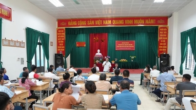 ຕາແສງ ແທງອວາຍ ປຶກສາຫາລືກັບປະຊາຊົນກ່ຽວກັບການບຸກເບີກທີ່ດິນສຳລັບໂຄງການຍົກລະດັບ ແລະ ຂະຫຍາຍທາງຫຼວງແຫ່ງຊາດ 21B.