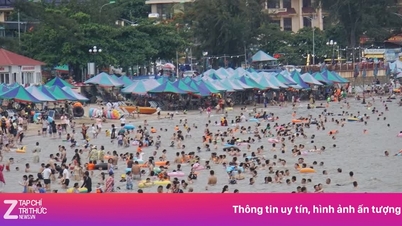Multidões se reúnem na praia de Do Son para se refrescar.