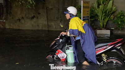 Şiddetli yağmur, Ho Chi Minh şehrindeki birçok yolda ciddi sel baskınlarına ve çok sayıda aracın arızalanmasına neden oldu.