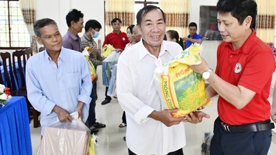 300 gift packages were distributed to poor and disadvantaged households in Song Loc commune.