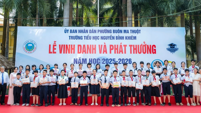 โรงเรียนแห่งหนึ่งในจังหวัดดักลักใช้งบประมาณกว่า 3.5 พันล้านดองในการมอบรางวัลแก่นักเรียนและครู