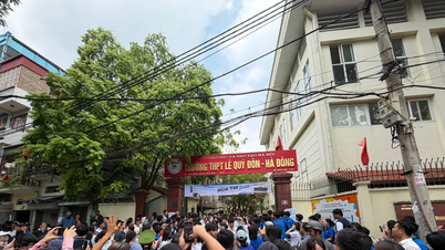 Fremdsprachenprüfung der 10. Klasse in Hanoi: Mehr als 400 Schüler fehlen, da mehr als 400 gegen die Regeln verstoßen, indem sie Handys mitbringen.