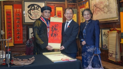 Der Brauch des Kalligrafieerwerbs und -gebens sowie die Quelle des Lernens in Thang Long.