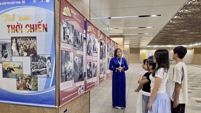 La mostra 'Bambini in tempo di guerra' si è tenuta per la prima volta presso la stazione n. 1 della metropolitana di Ho Chi Minh City.
