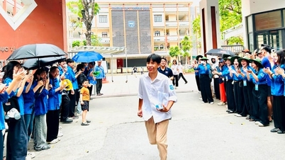 Ujian masuk kelas 10 di kelurahan Hoang Mai: Sambutan hangat dan dukungan.