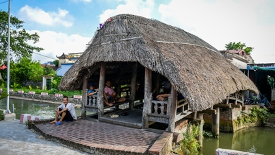 Giữa nắng nóng, cây cầu cổ 700 năm tuổi hút người dân đến hóng mát
