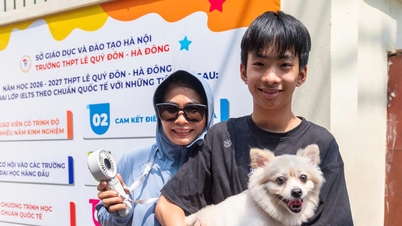Pelbagai emosi menandakan berakhirnya hari terakhir peperiksaan kemasukan darjah 10 di Hanoi.