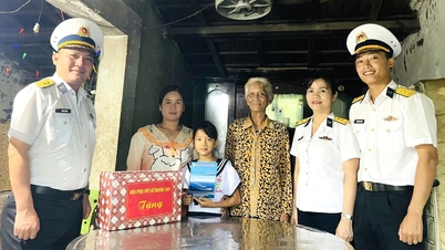 Brigade 162 overhandigt cadeaus voor Kinderdag aan de kinderen van vissers die gesponsord worden.