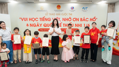 Belønning av barna som deltok i konkurransen «Learning Vietnamese with Fun, Remembering Uncle Ho» i Japan.
