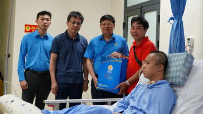 Deux enseignants ont reçu des cadeaux de la Confédération générale du travail du Vietnam.