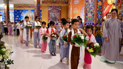 วันประสูติของพระพุทธเจ้า ณ เจดีย์มัณฑลา จังหวัดเตย์เทียน: พุทธศาสนิกชนรุ่นเยาว์หลายร้อยคนร่วมเดินทางไปวัดพร้อมกับปู่ย่าตายายเพื่อร่วมพิธีอาบน้ำพระพุทธรูป